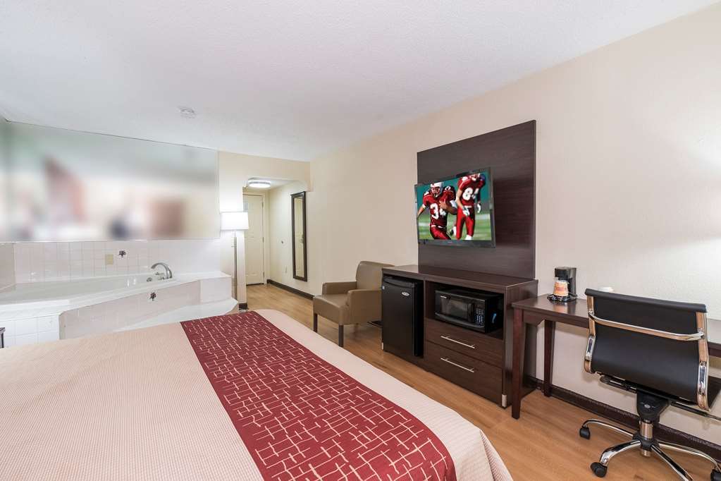 Red Roof Inn Plus+ & Suites Opelika Room photo